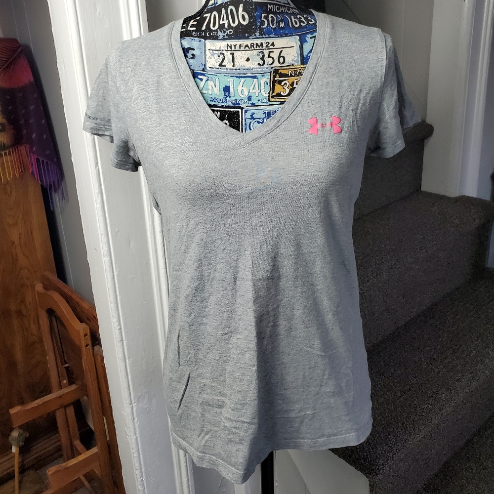 UNDER ARMOUR~ GRAY SEMI-FITTED PINK BREAST CANCER AWARENESS V-NECK TSHIRT!